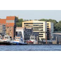 869_6942 Architekturperlen am Elbrand von Hamburg Altona. Liegeplatz der Hafenschlepper Neumühlen. | 